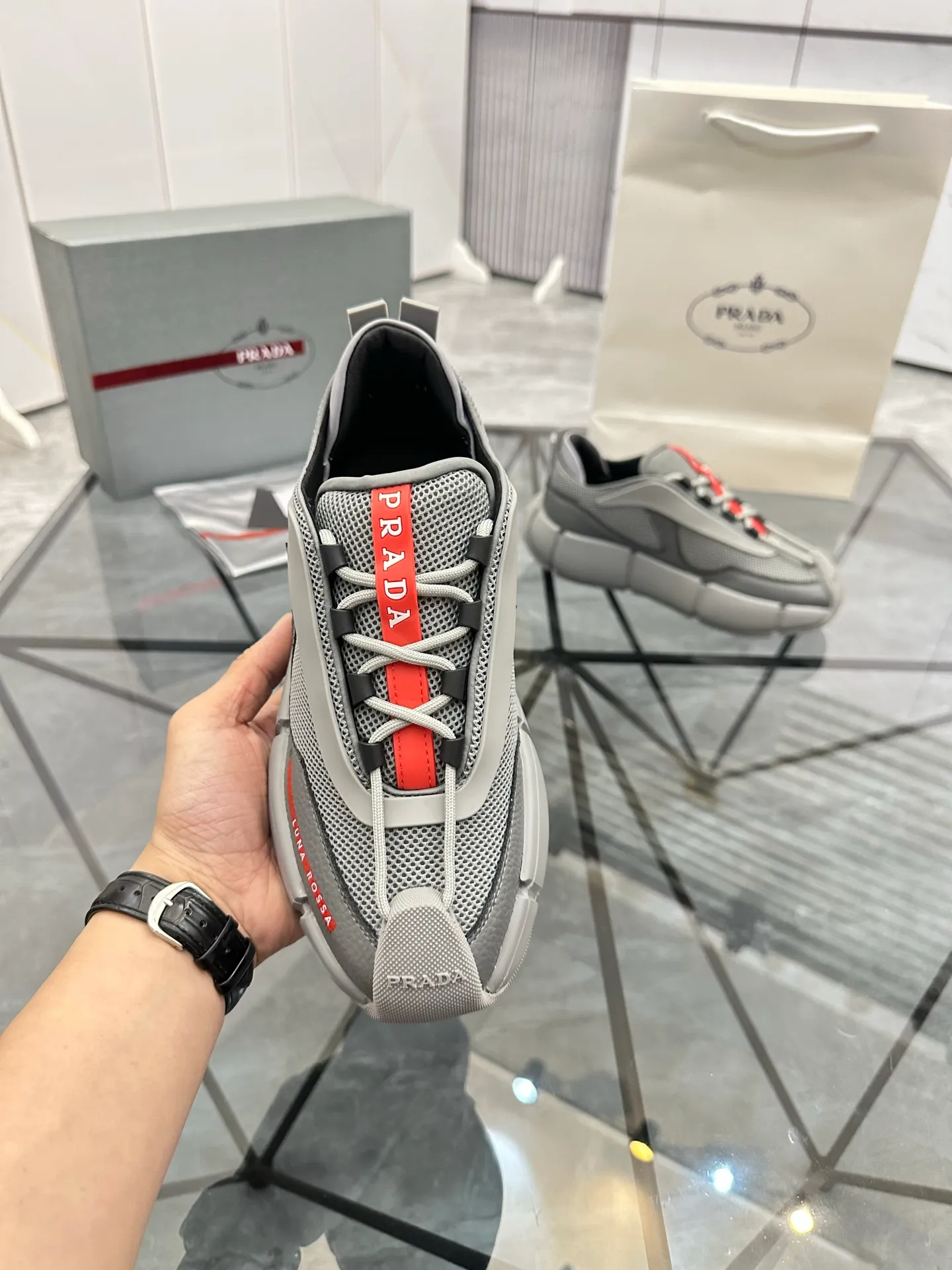 Men's shoes: 💰P500¥ High-end, complete package Product trademark: Prada *"Prada*" low-top casual shoes Regular size: 38-44 (can be customized to 45.46) Couple style Product materials: Upper imported cowhide stitched with original fabric, sheepskin lining, original outsole. Number: 846